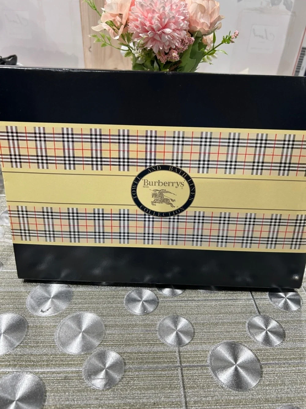 7028. Burberry Bath Towel Boxed Set Featuring Signature Nova Check Pattern.